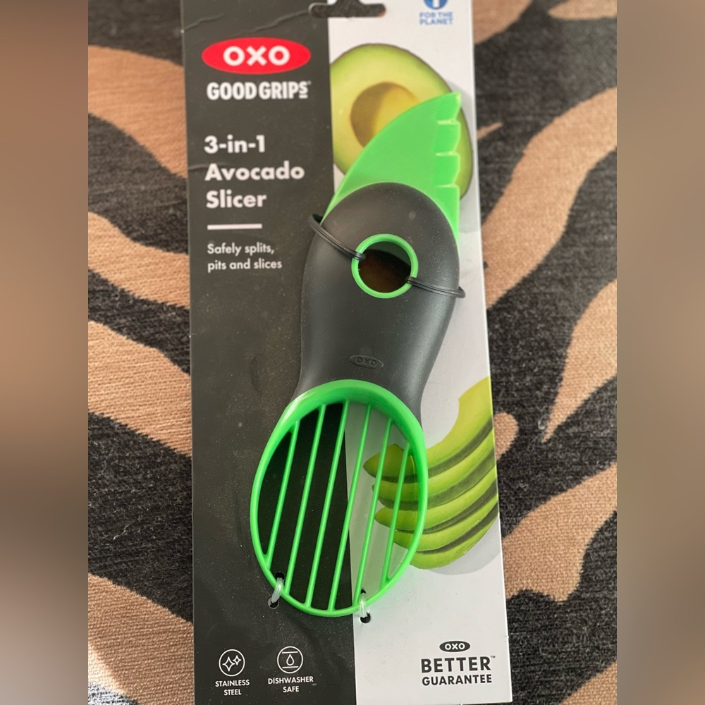 OXO Avocado 3-in-1 slicer with Black and Green Design